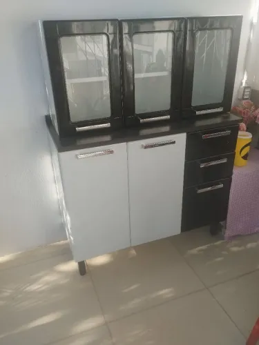 Balcão e armário de paredede cozinha