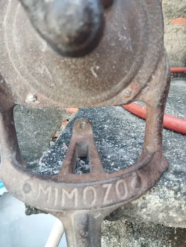 Moinho de ferro moer grãos antigo anos 50