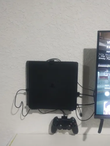 Playstation 4 500GB com controle e suporte de parede