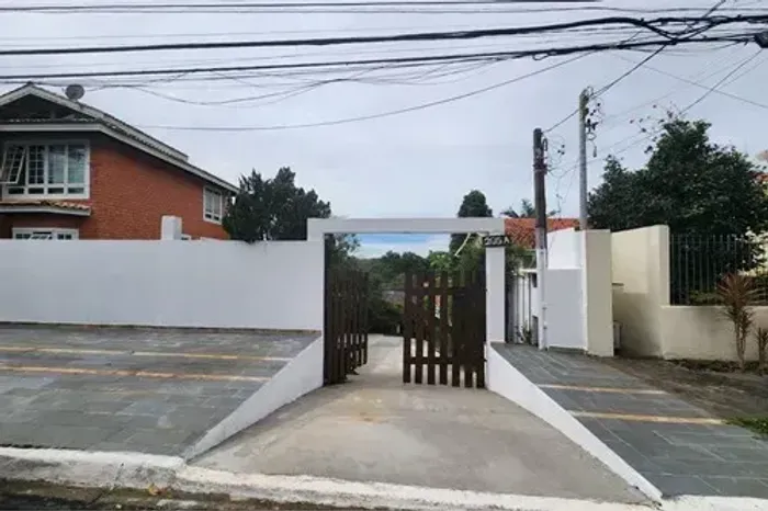 Casa de Condomínio na Granja Vianna com amplo terreno e muita segurança