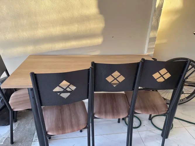 Mesa com quatro cadeiras semi nova em ótimo estado e de boa qualidade
