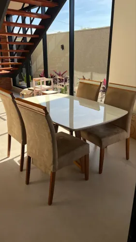 Mesa com 4 cadeiras