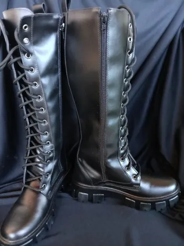  Bota Coturno, de cano alto e sola  tratorada