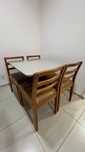 Mesa com 4 cadeiras