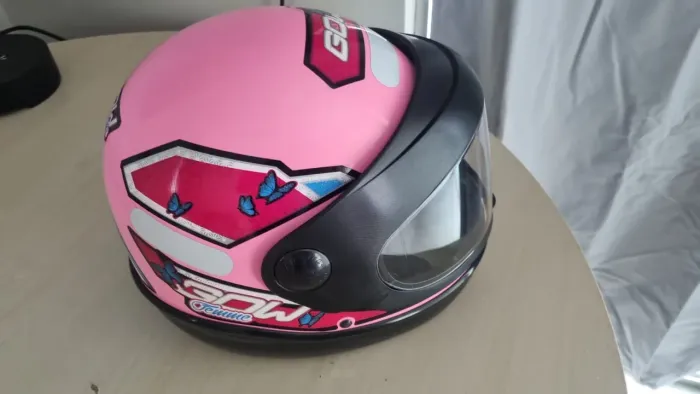 Vende-se capacete novo