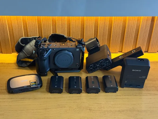 Sony FX3 C/ 4 baterias, cartão Lexar 320gb + acessórios 