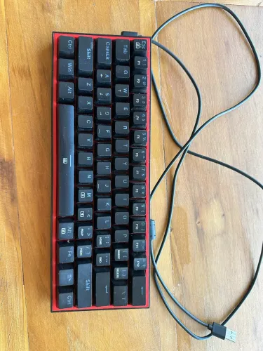Redragon Fizz K617-RGB ? teclado mecânico com fio, layout 60%, RGB.