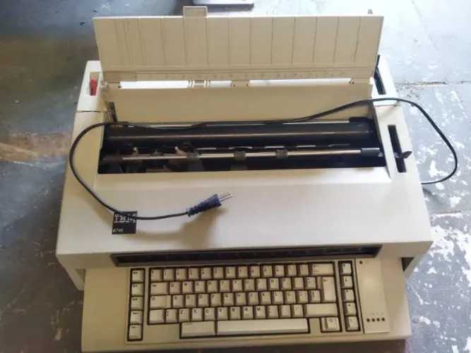 Máquina de Escrever Eletrônica IBM 6746