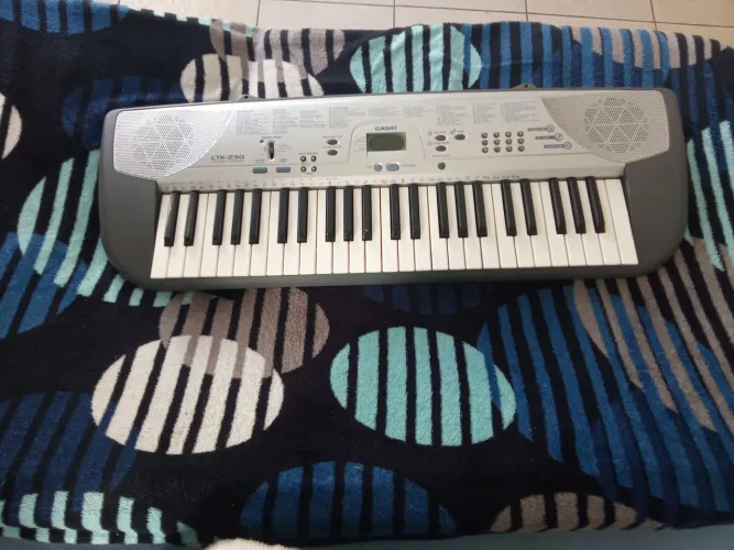 Vendo ou troco teclado Casio muito novo valor 1,000 troco por corda de prata ou moto?