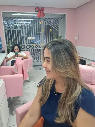 Precisa de manicure quer faça depilação.