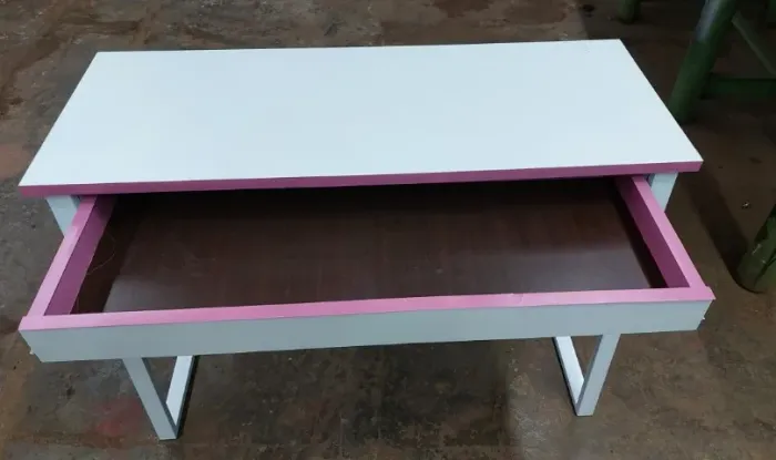 MESA TIPO ESCRIVANINHA COM GAVETA - USADA