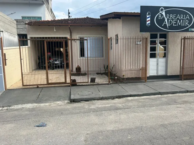 Casa a venda em Forquilhas com ponto comercial