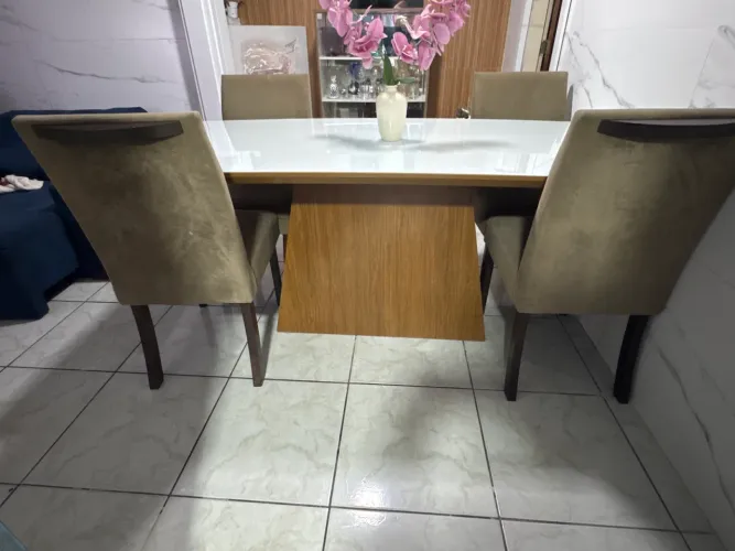 Mesa para 6 cadeias de vidro leitoso