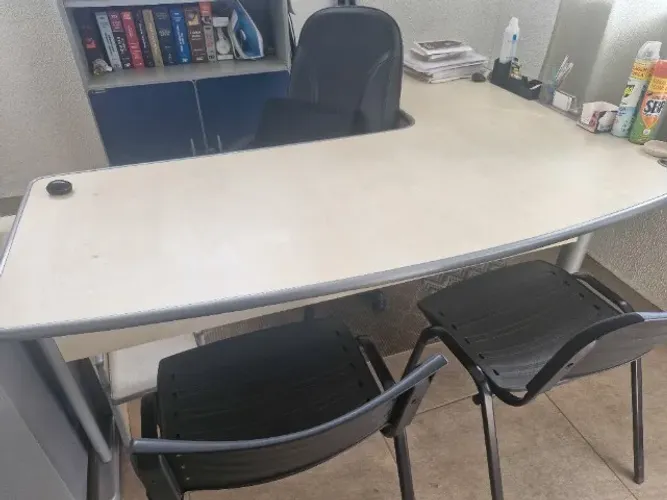 conjunto escritório mesa( 1,80cmx67cm,  135cmx63cm), 1 cadeiras presidente e 2 cadeiras