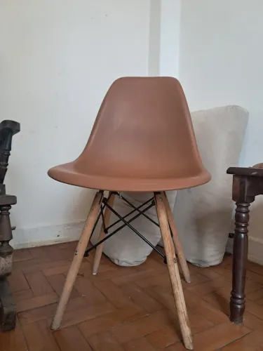 Cadeira Eames Eiffel, pés de madeira Factus