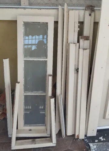 Porta de alumínio e aberturas de angelim.