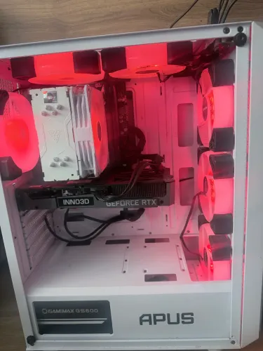 Setup gamer completo com periféricos e monitor + caixas de componentes do pc 