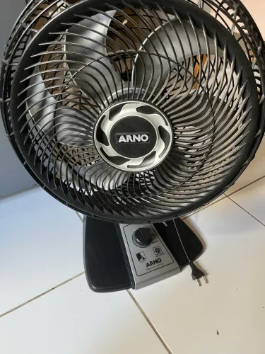 Vendo ventilador arno , obs : ele n está ligando
