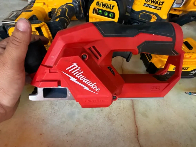 Plaina milwaukee m12