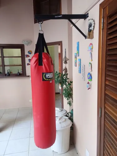 Saco de pancada com suporte de parede