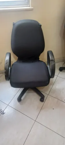 cadeira de escritorio com regulagem de altura e apoio de braços