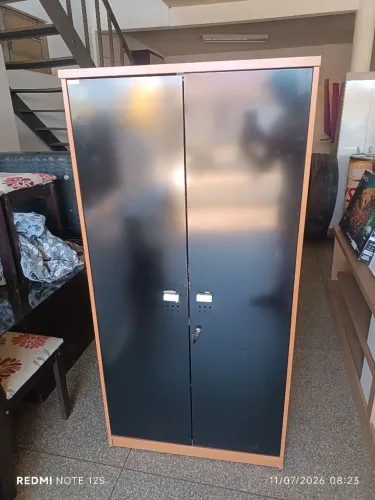 Armário de MDF com a porta de aço e com chave