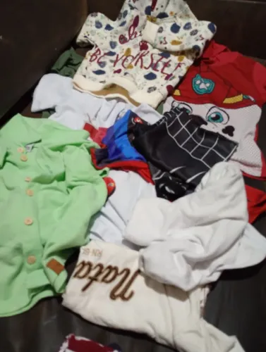 Vendo roupas usadas de crianças. Contato e Pix *, *, *, *.