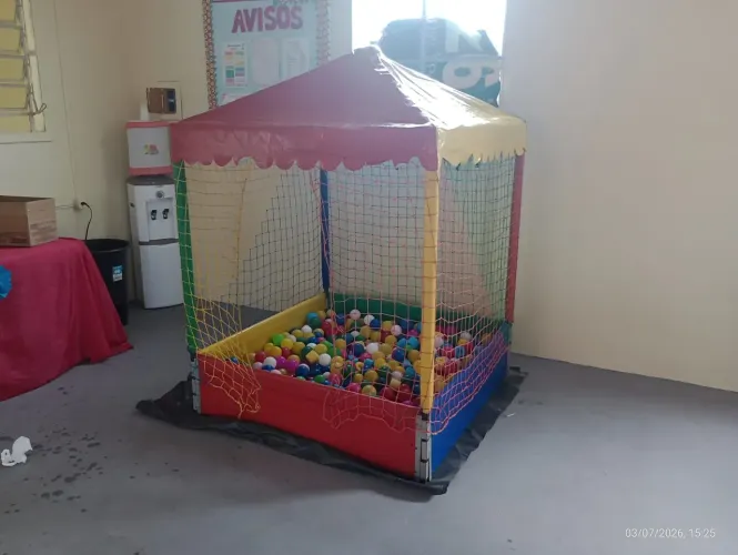 Vendo casinha de bolinhas 