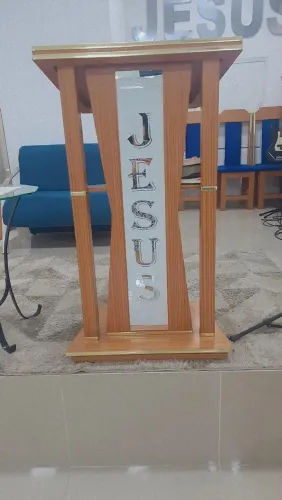 Vendo púlpito e cadeiras
