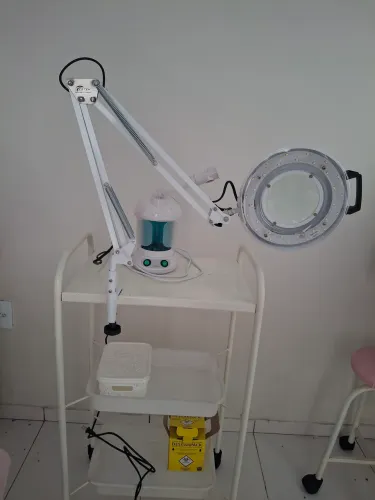 Lupa com mesa auxiliar e vapor de ozônio