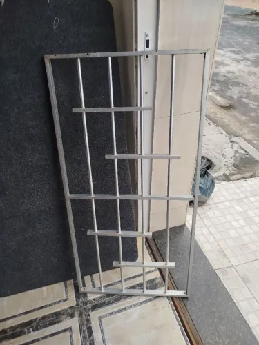 Portão com 1,20 por 0,60, feito pra uma casa de cachorro.