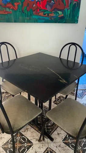 Mesa com tampo de granito