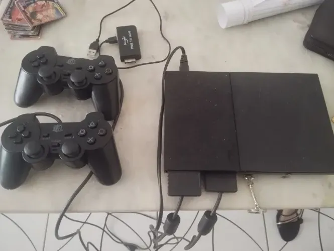 Vídeo game Playstation 2 com dois controles e pendrive com as de 100 jogos