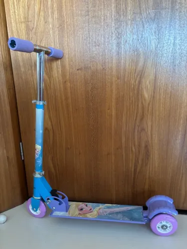 Patinete Frozen usado poucas vezes 