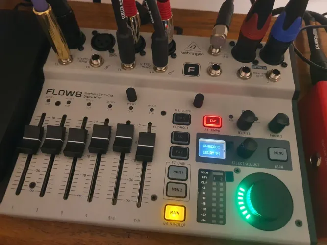 Mesa de Som Digital 8 Canais BT/USB/Áudio FLOW 8 - Behringer à venda