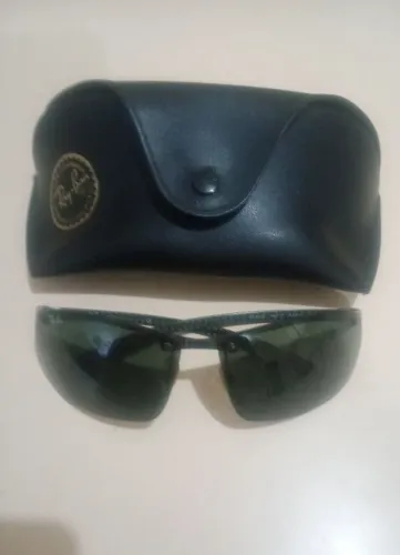 Óculos Ray-Ban, fibra de carbono , em perfeito estado, pouco uso,sem arranhões