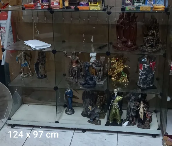 Balcões vidro, painéis canaletados, balcão caixa