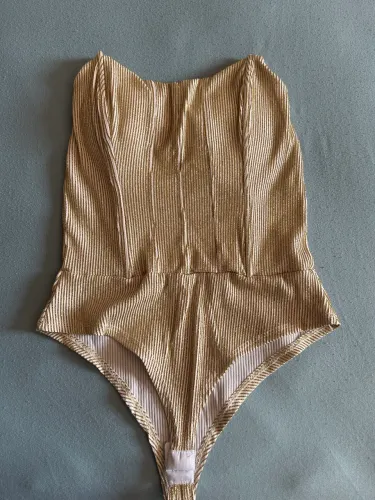 Body com brilho dourado