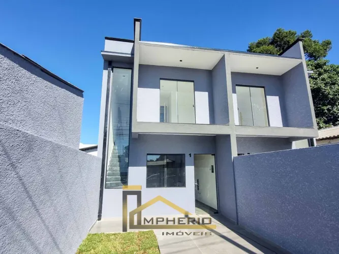 Excelente Sobrado à Venda em Curitiba-PR, Bairro Sítio Cercado - 3 Quartos, 1 Sala, 2 Banh