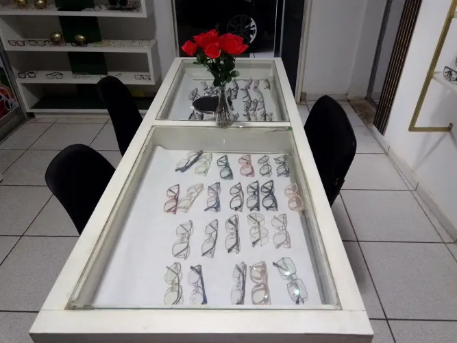 Vendo uma mesa de repositor de óculos