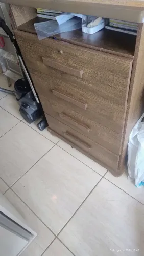 Cômoda com 4 gavetas