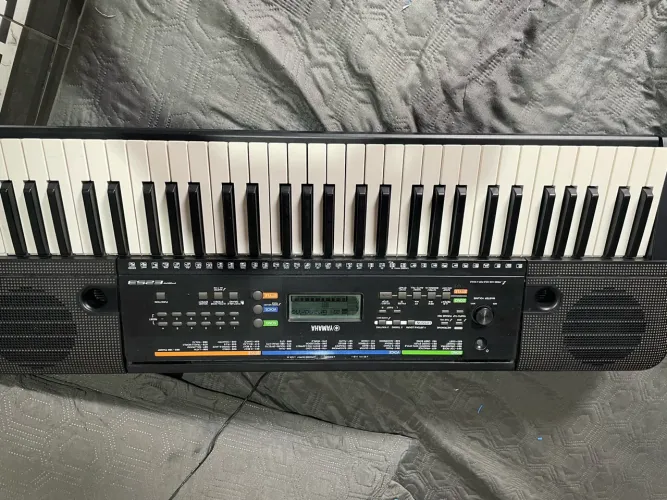 Teclado Yamaha PSR-E253.