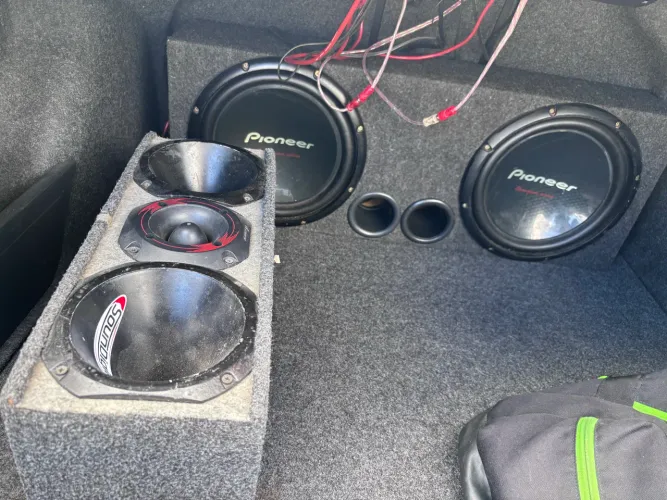 Som automotivo par de subwoofer e trio de corneta