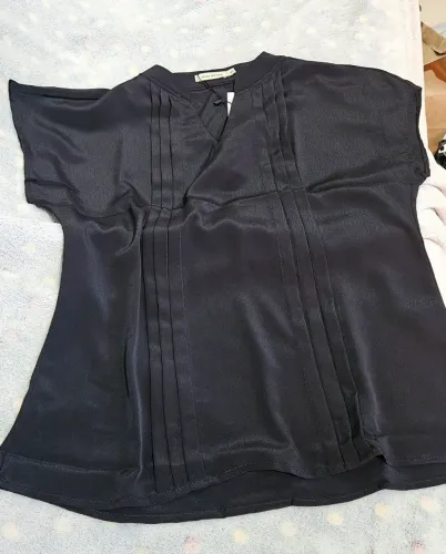 Blusa Manga Curta com Pregas em Crepe Preto Neia
