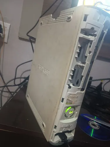 Vendo Xbox 360 (está com carcaça quebrada e tampa do cd travando) para arrumar!!