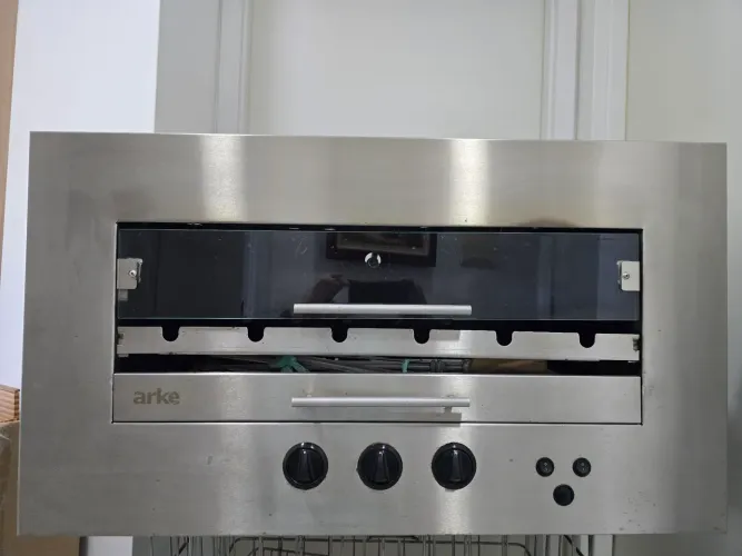 CHURRASQUEIRA ARKE DE EMBUTIR EM INOX, 6 ESPETOS GIRATÓRIOS ELÉTRICOS, QUEIMADORES A GAS