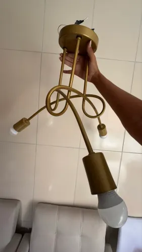 Lustre dourado com lâmpadas novo