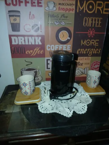 Mesinha de madeira e uma máquina de moer café cuisinart 