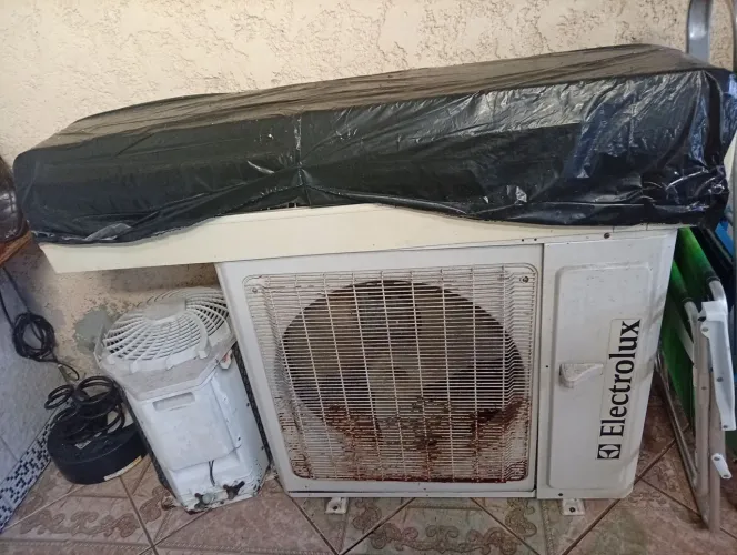 Split Electrolux de 30.000 BTUs com condensador furado e aproveitar as peças tudo boa