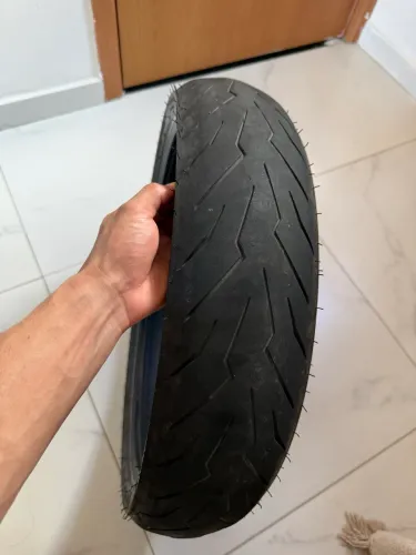 Pneu Dianteiro Pirelli Diablo Rosso lll da CB Twister 300 usado 